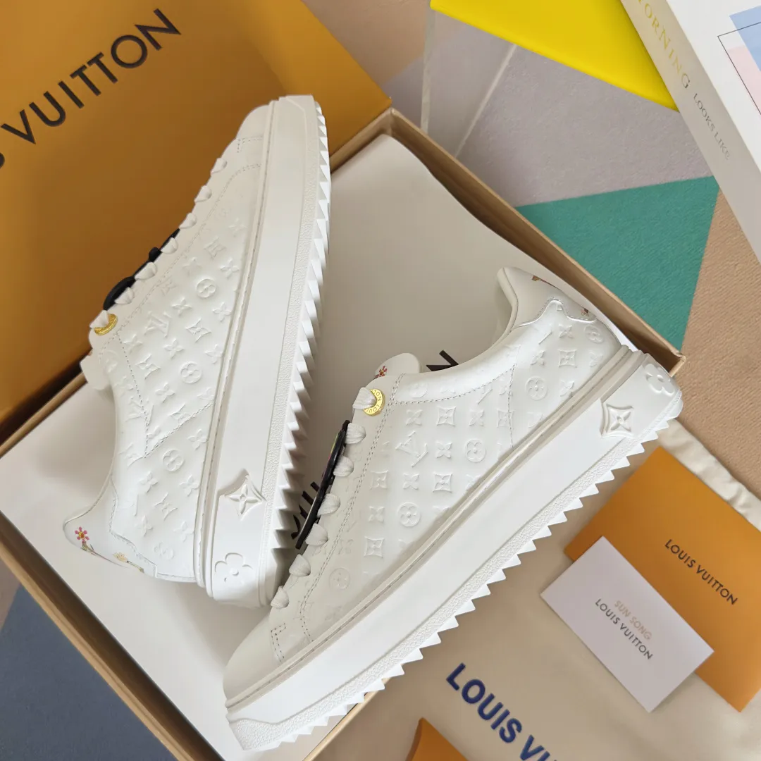 👟👟Ex-factory price 740👟👟 Top version LV Louis Vuitton L House Donkey Brand Stadium Series Casual Sports Shoes White Shoes Dexun Shoes Original purchase, development and production LV Stadium sports shoes are soft cow leather partially embossed with Monogram patterns, reproducing the retro design trend. Monogram canvas trim and toe perforations bring together exquisite details, the tongue is decorated with LV letter label, and the outsole depicts the Louis Vuitton logo. Exquisitely packaged at the delivery counter🛍📦 ▪️ Fabric: Original imported first-layer cowhide ▪️ Lining: Original imported soft sheepskin lining ▪️ Sole: Original open-molded non-slip rubber outsole ▪️ Bottom thickness: 3CM ▪️ Size: Women's 35-41